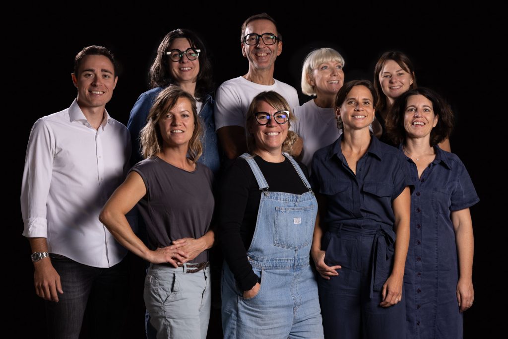 Portrait de l'équipe MeroMero sur fond de studio photo noir